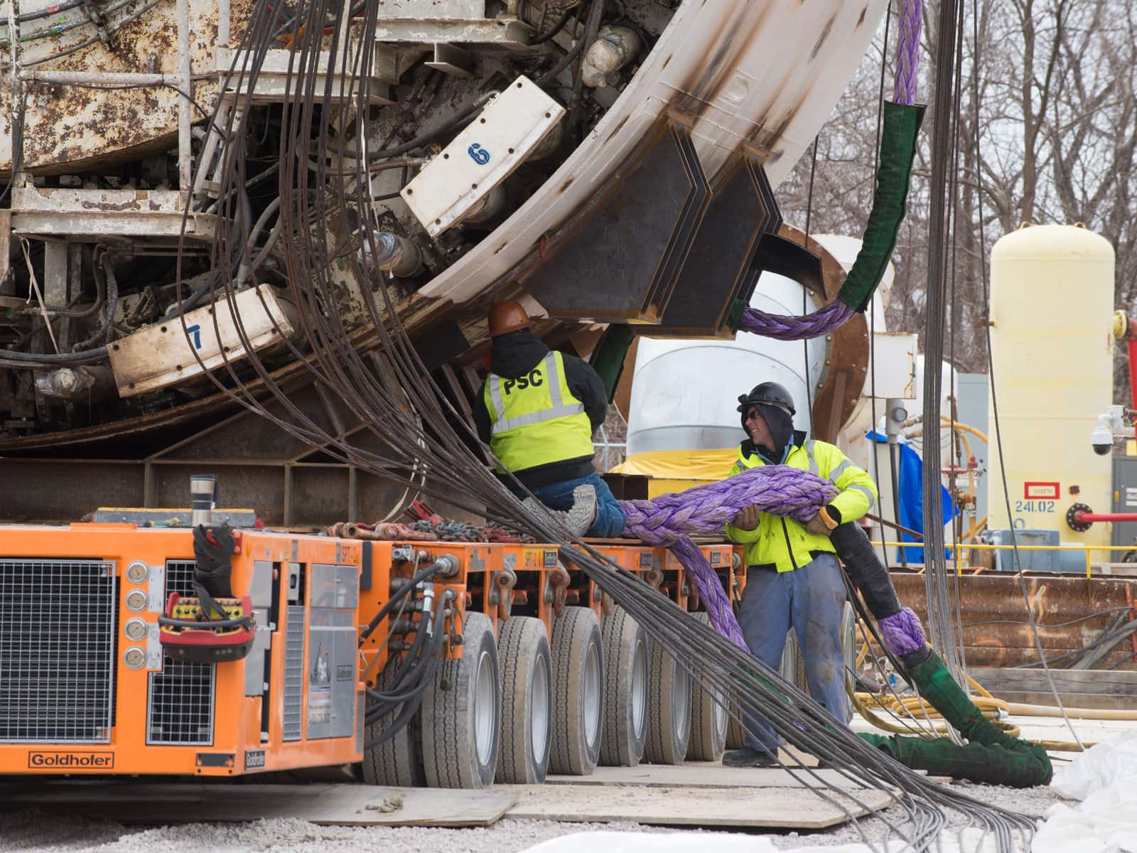Installing a Plasma® rope sling before a heavy lift