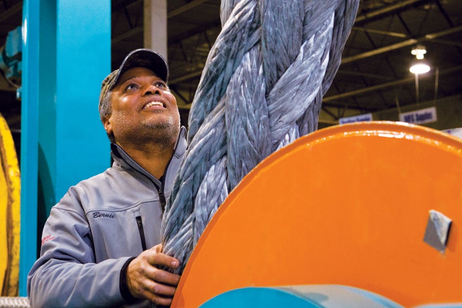 Man holding Plasma® HMPE rope